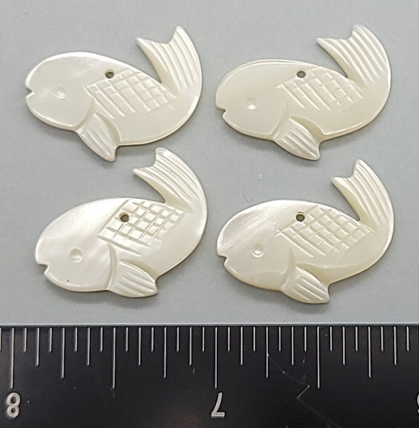 Vintage carved mother of pearl Fish - with top hole - 22mm - 4pcs